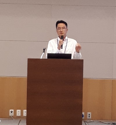 이성호 선진뷰티사이언스 대표는 이날 강연에서 자외선 차단 효과의 원리에 대한 설명과 함께 특히 최근 들어 그 관심이 고조되고 있는 블루라이트 차단과 관련한 최신 처방에 대한 내용, 선진뷰티사이언스가 연구, 개발하고 있는 내용들을 발표해 참석자들의 관심을 모았다.
