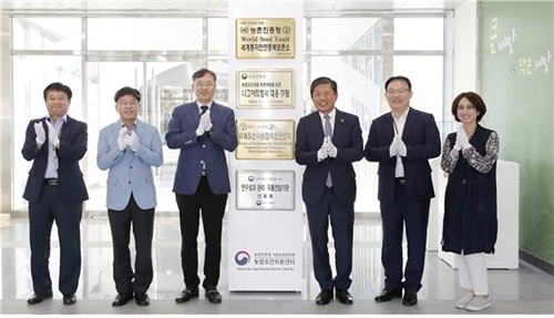 농촌진흥청은 지난 4월 출범한 ‘나고야의정서 대응 특별 전담조직’이 본격적인 업무에 돌입했다고 밝혔다. 사진 왼쪽부터 옥현충 연구관, 나영왕 연구관, 손상한 센터장, 라승용 농진청장, 박종명 서기관, 이주희 연구관. <사진 : 농촌진흥청>