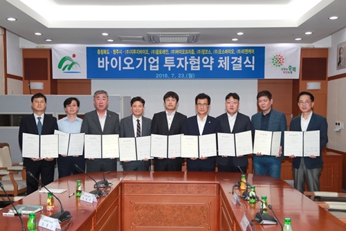 충청북도와 청주시는 지난 23일 오송 바이오밸리에 연구소 건립과 생산기반구축을 결정한 △ 정코스△ 리젠케어 △ 지투지바이오 △ 옵토레인 △ 바이오프리즘 △ 오스바이오 등 바이오헬스 혁신기업과 도청 대회의실에서 투자 협약을 체결했다. 이날 협약식에는 이시종 도지사를 비롯해 이범석 청주부시장, 각 업체 대표와 관계자 등이 참석했다.
