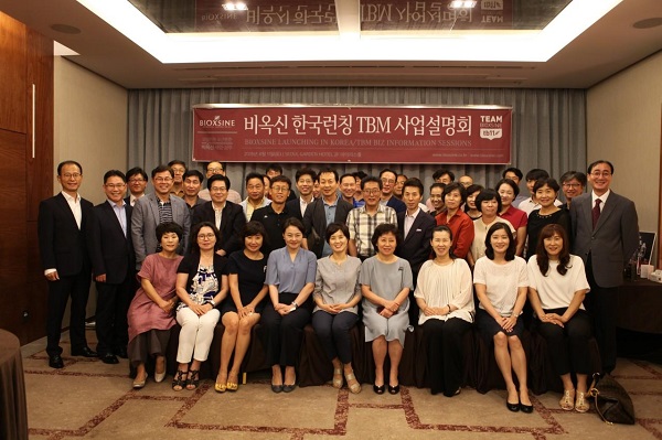유럽 자연주의 헤어케어 전문 브랜드 비옥신이 한국시장 공략을 위한 본격적인 행보에 나섰다. 사진은 지난 11일 가든호텔에서 진행한 비옥신 론칭 기념식 이후 기념촬영.
