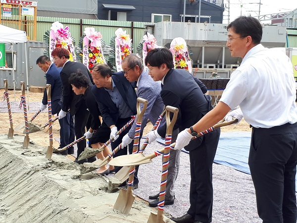 (주)이엔비에스 새 공장 건축을 위한 첫 삽을 떴다. 사진 왼쪽에서 네 번째가 김홍본 대표, 맨 왼쪽은 공장 건축을 맡은 이현환 현승건설 대표.