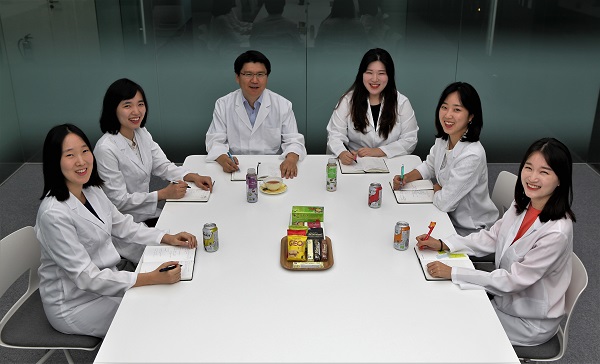 코스맥스가 국내 화장품 업계에서는 최초로 국제공정무역기구(FLO)의 국제공정무역 인증을 획득했다고 밝혔다.