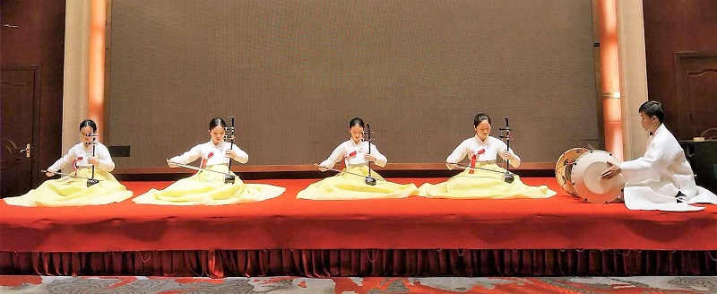 국립국악중학교 소리샘예술단의 중국 상하이 펑셴구 공연 장면.