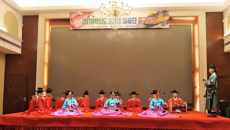 중국 상하이 펑셴구 뷰티밸리에서 열린 한국전통문화 공연에서 국립국악중학교 소리샘예술단이 국악 관현악을 선보이고 있다.