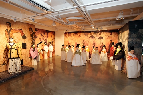 이번 ‘고구려 여인들 걸어 나오다’展은 26명의 고전머리특별위원회 운영위원이 고구려 고분 벽화에 대한 이론적 배경을 바탕으로 고분벽화에 나타난 형상과 머리모양을 사실에 입각, 재현하는데 중점을 뒀다.