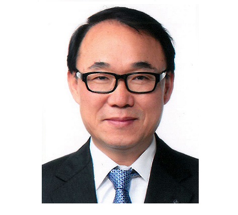 세계화장품학회를 이끌어 온 강학희 회장이 성공적인 임기를 마치고 유르겐 라데만 신임 회장에게 회장직을 넘겼다.