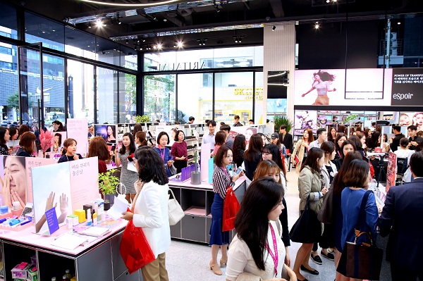 아리따움 라이브 강남은 ‘살아있는 신선한 고객 체험 콘텐츠’를 선사하는 새로운 개념의 멀티 브랜드숍 플랫폼을 지향한다.