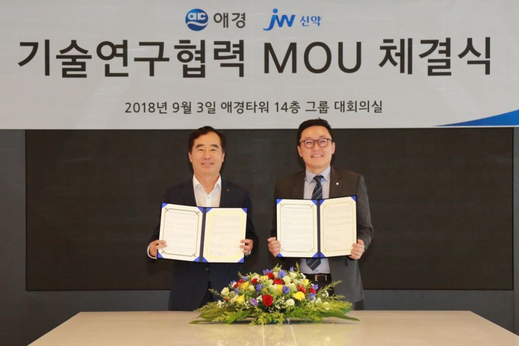 지난 9월 3일 서울 동교동 애경그룹 신사옥 애경타워에서 백승호 JW신약 대표(왼쪽), 이윤규 애경산업 대표(오른쪽)가 함께 기념촬영을 하고 있다.
