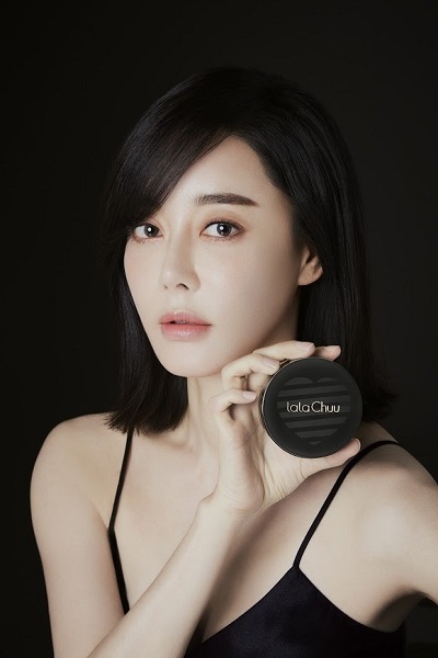 라라츄의 첫 모델로 캐스팅한 배우 김혜은.