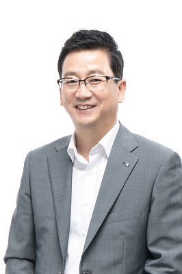▲ 이우동 전무 △ (주)아모레퍼시픽 뷰티영업 Unit장 △ 생년월일: 1966년 11월 9일 △ 주요 학력: 경북대 농업경제학(학사)·경영학(석사) △ 주요 약력: (주)아모레퍼시픽 제주지점장·(주)아모레퍼시픽 대구지역사업부장 상무·(주)아모레퍼시픽 홍보 Division장 상무·아모레퍼시픽 방판 Division장 상무·(주)아모레퍼시픽 럭셔리 BU장 전무