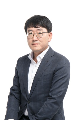 노상철 상무 △ (주)아모스프로페셔널 대표이사 △ 생년월일: 1964년 8월 25일 △ 주요 학력: 관동대 환경공학(학사) △ 주요 약력: (주)아모레퍼시픽 백화점사업부 설화수영업팀장·(주)아모레퍼시픽 유통본부 사업부장 상무·(주)아모레퍼시픽 럭셔리BU 백화점 Division장 상무