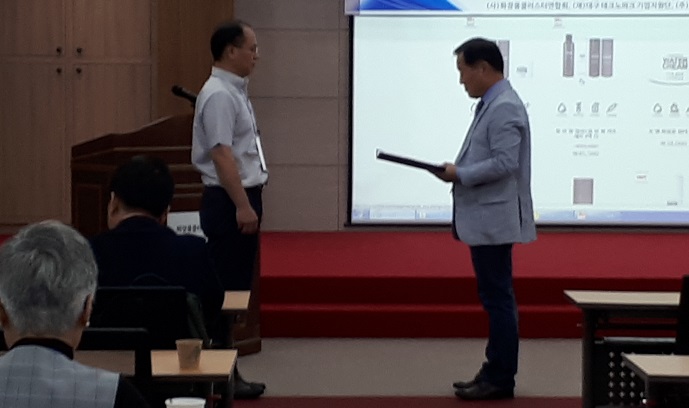 이날 정기총회에서는 신임 회장에 예상규 교수를 선출했다. 사진 왼쪽이 예상규 신임 회장, 오른쪽은 김진철 수석부회장 겸 사무총장.