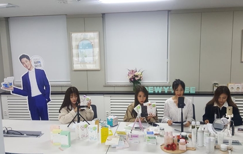 듀이트리는 최근 본사를 방문한 중국 인기 왕홍 4명과 함께 중국 고객들에게 브랜드를 알리고 소통하는 시간을 가졌다고 밝혔다.