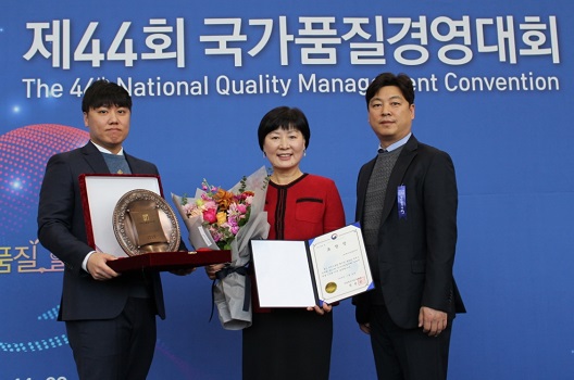 김홍숙 (주)에이치피앤씨 대표<사진 가운데>가 제 44회 국가품질경영대회에서 서비스품질우수상 부문 산업부장관 표창을 받았다.
