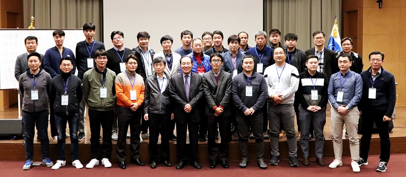 한국콜마는 상생 발전을 위한 사회공헌의 일환으로 교육 인프라가 부족한 중견∙중소기업 임직원들에게 기업과 역사, 인문학을 융합한 교육 프로그램을 제공하는 ‘우보천리 상생드림 아카데미’를 개최했다. 사진 앞줄 가운데가 윤동한 한국콜마 회장.