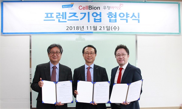 한국콜마·(주)우정바이오·(주)셀비온 등 3곳은 신약개발 과정에서 비임상시험을 해결하기 위해 업무협약을 체결했다. 체결식 이후 기념촬영에 임한 김권 (주)셀비온 대표, (주)한국콜마 이호경 대표, (주)우정바이오 천병년 대표가. <사진 왼쪽부터>