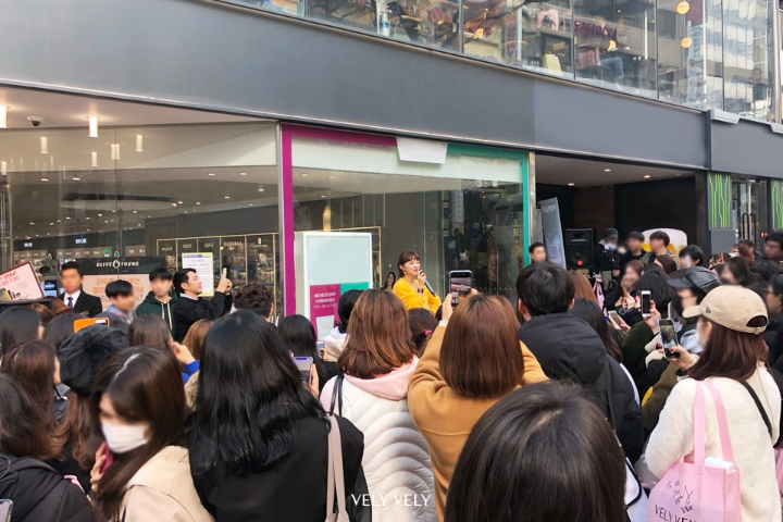 블리블리가 지난 10일 올리브영 서울 명동 본점에서 아우라 꿀광 쿠션 출시를 기념해 블리 데이를 열었다.