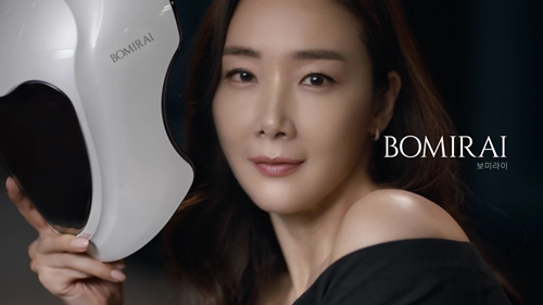 보미라이의 전속모델인 배우 최지우와 함께 ‘Turn On Your Face’라는 캐치프레이즈를 내세워 건강하고 자신감 있는 피부빛을 완성하는 보미라이 마스크의 특장점을 표현했다.