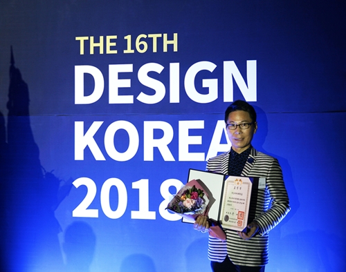 ㈜코리아나화장품은 지난 10월 31일 산업통상자원부가 주최하고 한국디자인진흥원이 주관한 제20회 대한민국디자인대상에서 디자인경영부문 대통령표창을 수상했다. 사진은 유학수 코리아나화장품 대표가 수상 기념 촬영에 임하고 있다.