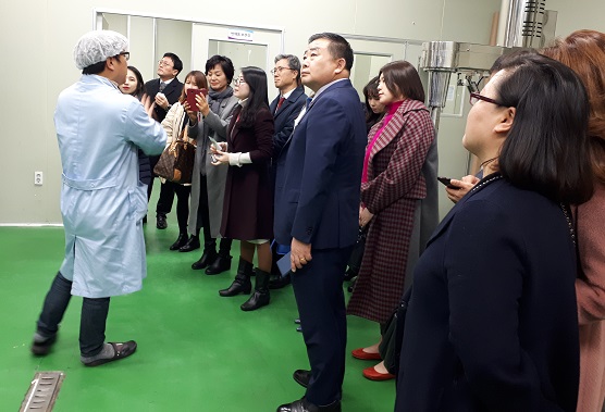 KMA 숙명 K-뷰티 최고위과정 수강생들이 효진기공과 코스앤바이오를 방문, 화장품 생산 현장을 견학했다.