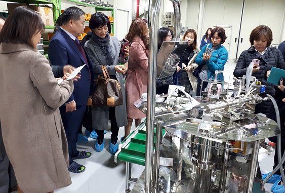 코스앤바이오 마스크 팩 생산현장에서 화장품 제조 과정을 직접 경험하고 있는 수강생들.