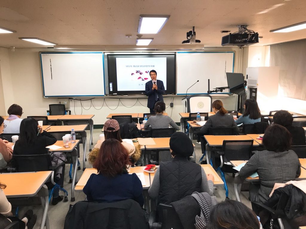 ‘뷰티의 개념과 뷰티산업의 이해’를 주제로 특강을 실시하고 있는 김래수 코스모닝 대표.