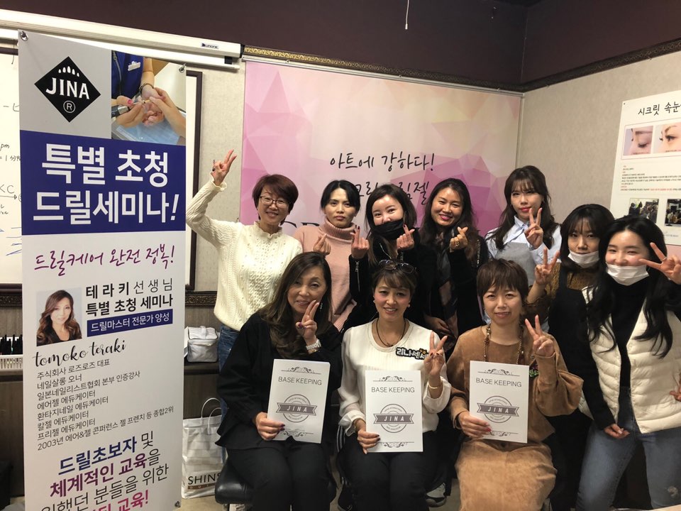 (왼쪽부터) 테라키 일본국제네일협회 마스터 에듀케이터, 타카마츠 리나 회장.
