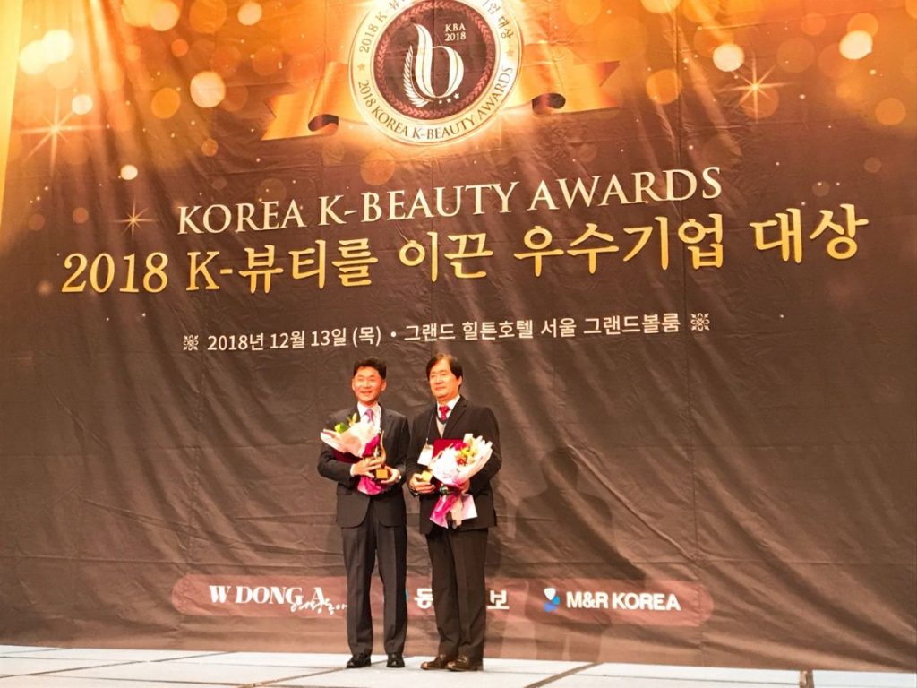 13일 열린 2018 KOREA K-뷰티 어워드에서 허엽 동아일보 상무(좌)와 구경서 더샘 이사(우)가 수상 후 기념 촬영을 하고 있다.