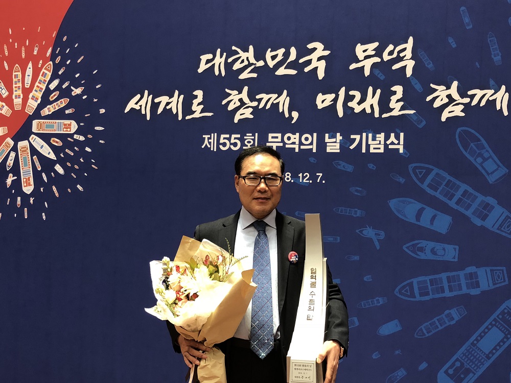 지난 7일 서울 코엑스에서 열린 제55회 무역의 날 기념식에서 글로벌 마스크 팩 브랜드 메디힐을 보유한 엘앤피코스메틱이 1억불 수출의 탑을 수상했다. 차대익 엘앤피코스메틱 사장이 수상 후 기념촬영을 하고 있다.