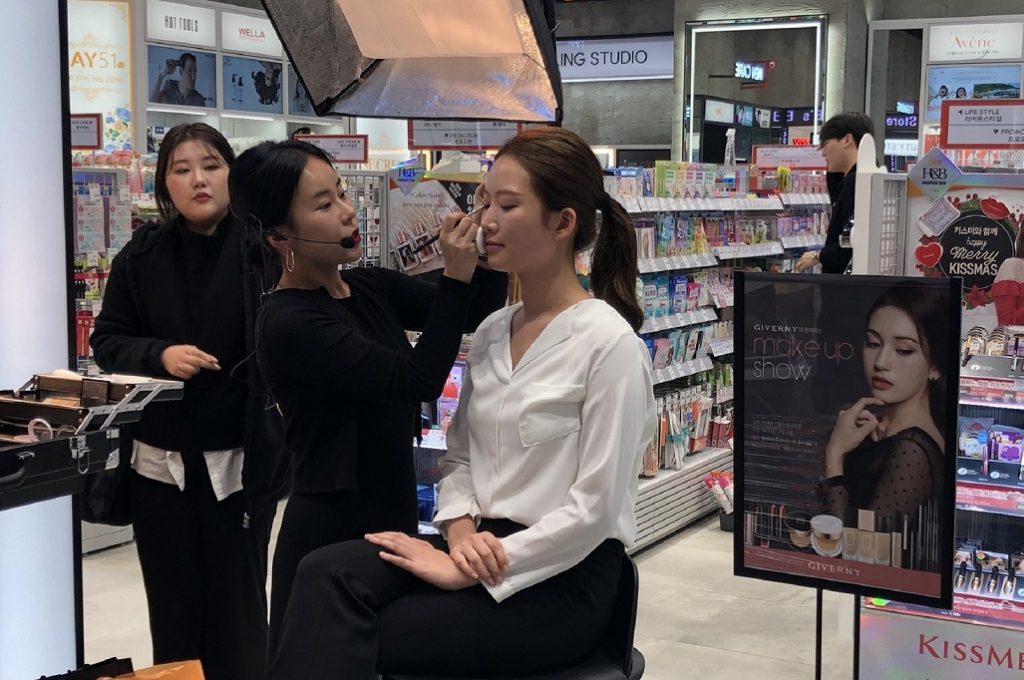 지베르니가 지난 21일 롯데백화점 안산점 롭스 매장에서 메이크업 시연회를 열었다.