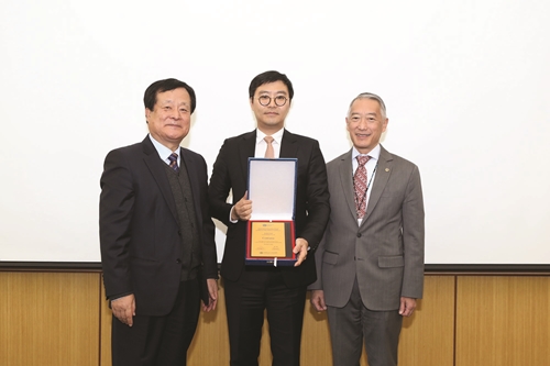 ㈜코리아나화장품은 지난 12일 UN 산하 국제기구 ‘국제백신연구소(IVI)’에 백신 연구와 보급을 지원하는 기부금을 전달했다. 사진은 박상철 국제백신연구소 한국후원회 회장, 김영태 ㈜코리아나화장품 마케팅 부문장, 제롬 김 국제백신연구소 사무총장(왼쪽부터).