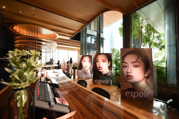 하이 퀄리티 메이크업 전문 메이크업 브랜드 에스쁘아가 태국의 대표 프리미엄 H&B스토어 ‘이브앤보이’에 첫 매장을 열었다.