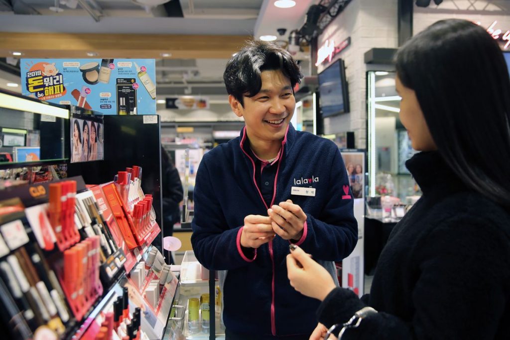 해외 관광객이 많이 찾는 랄라블라 파르나스몰점 매장에서 정석 점장이 외국인 고객을 응대하고 있다.