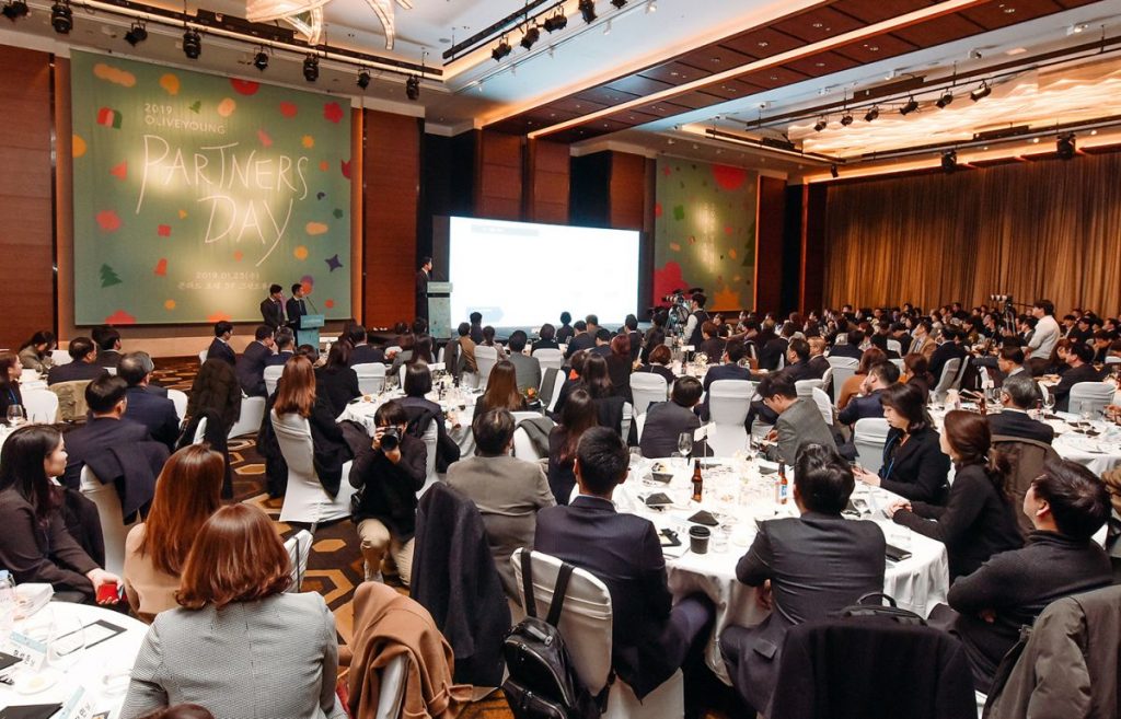 올리브영이 지난 23일 서울 여의도 콘래드호텔에서 2019 파트너스 데이를 열었다.