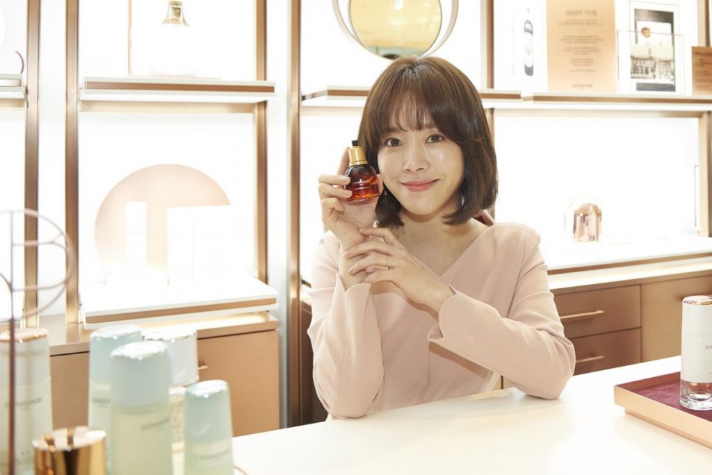 배우 한지민이 지난 16일 롯데백화점 인천터미널점의 동인비 밀도케어 팝업스토어를 방문했다.
