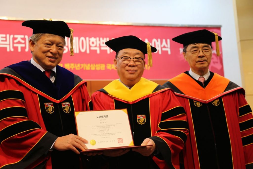 권오섭 엘앤피코스메틱 회장(가운데)이 지난 29일 고려대 백주년기념삼성관에서 명예이학박사 학위를 받았다. 권 회장이 고려대 염재호 총장(사진 좌측), 임상호 대학원장(사진 우측)과 함께 기념 촬영을 하고 있다.