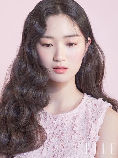 자연주의 화장품 브랜드 이니스프리가 신제품 ‘제주 왕벚꽃 톤업 크림’ 출시를 맞아 배우 김혜윤과 함께한 ‘왕벚꽃’ 화보를 패션 매거진 엘르 3월호에 공개했다.