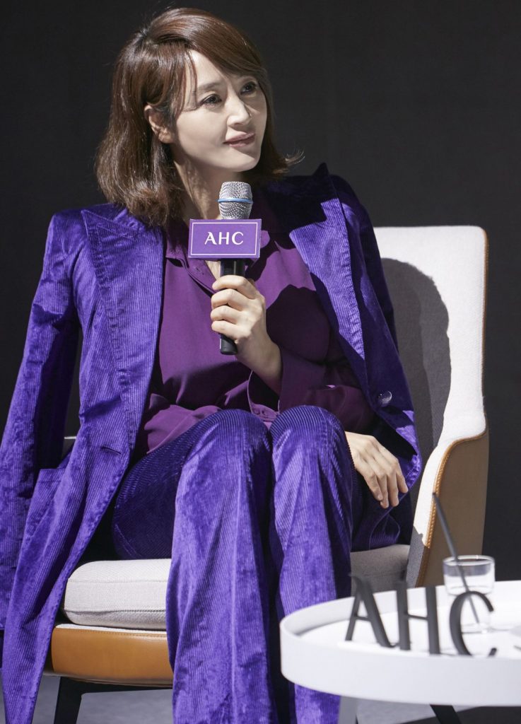 김혜수가 세월이 가도 변함 없이 피부 탄력을 유지하는 비결을 공개했다.