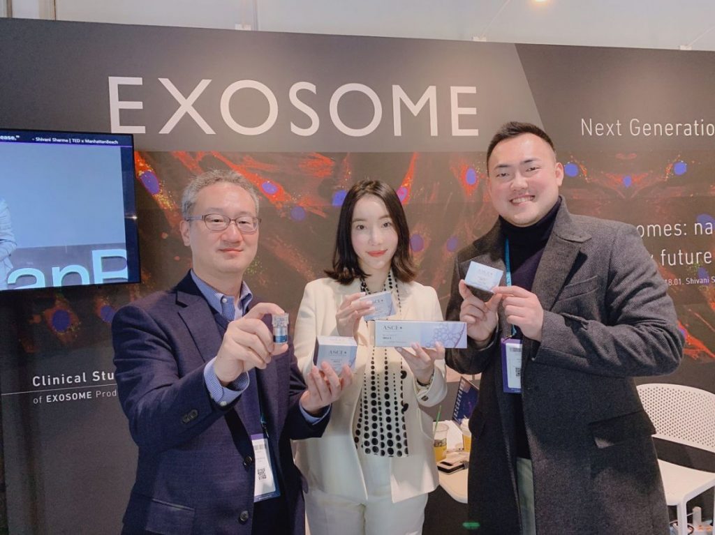 (왼쪽 첫번째) 국제미용성형학회에 참가한 조병성 엑소코바이오 대표.