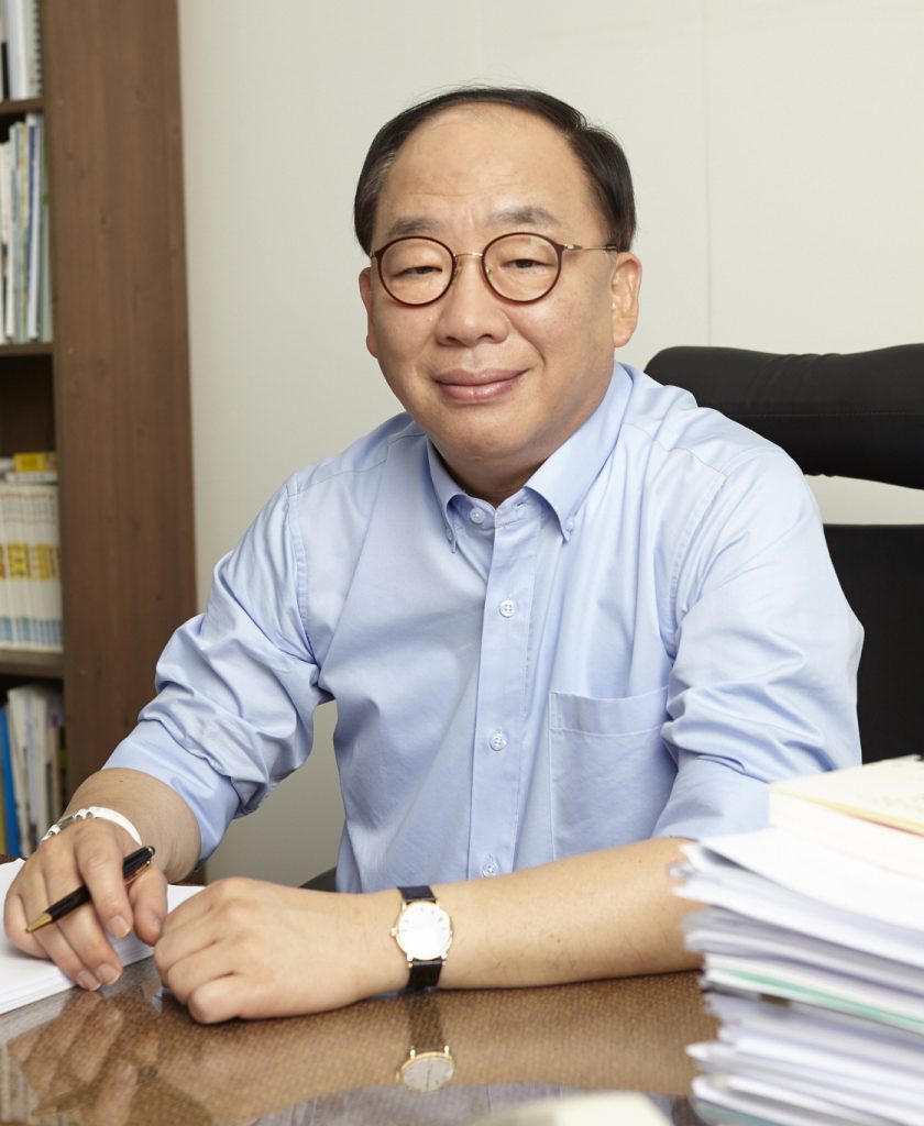 권오섭 엘앤피코스메틱 회장.