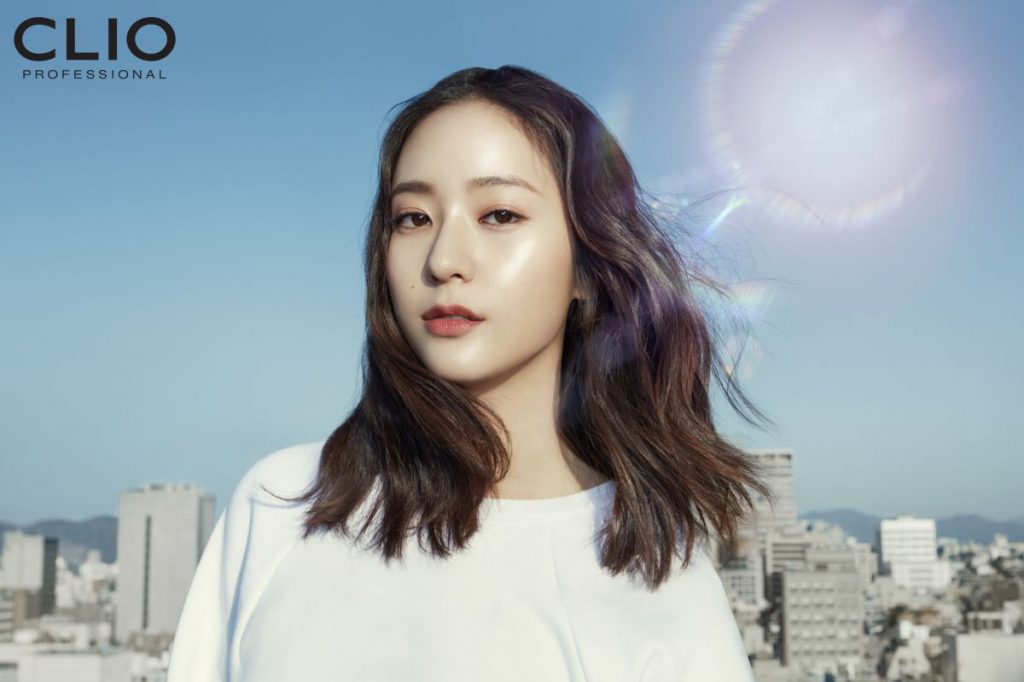 클리오가 크리스탈의 광채 피부를 담은 2019년 S/S 화보를 공개했다.