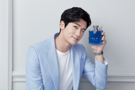 불가리 퍼퓸이 블루의 쿨한 무드와 배우 박형식의 스위트한 표정이 돋보이는 발렌타인데이 화보를 공개했다.