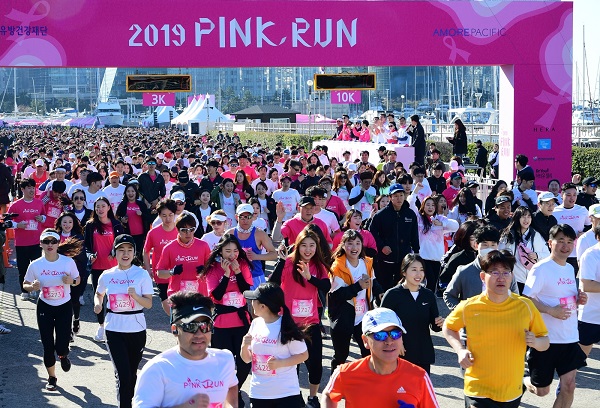 아모레퍼시픽이 주관하고 한국유방건강재단이 주최하는 ‘2019 핑크런’ 첫 대회가 5천여 명이 참가한 가운데 부산시 해운대구 수영만 요트경기장에서 열렸다.