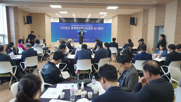 충북화장품산업협회는 지난 21일(목) 40여 명의 회원사 대표·임원들과 충청북도청 관계 공무원 등 모두 60여 명이 참석한 가운데 정기총회를 열고 임원진 개편·정관개정·올해 예산 등의 안건을 확정, 통과했다.