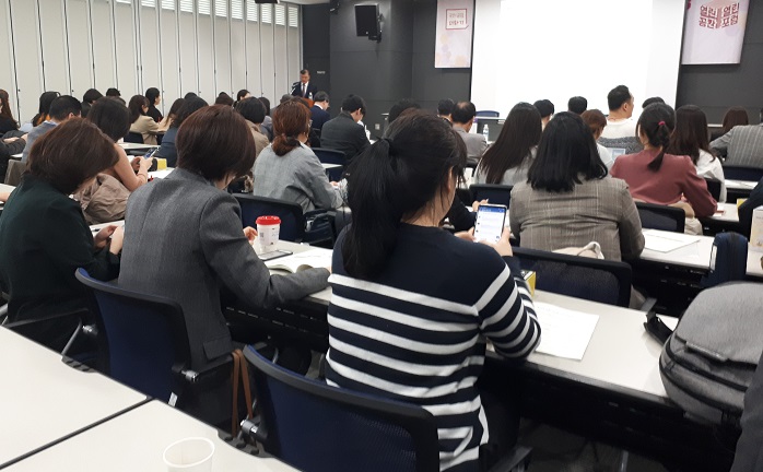 내년 3월 14일부터 시행에 들어가는 맞춤형화장품 제도를 놓고 ‘맞춤형 규제혁신, 맞춤형 화장품 시행 방안’을 주제로 제 10회 식품의약품안전 열린포럼이 오늘 오후 서울글로벌센터 국제회의장에서 열렸다.