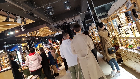 중국 선양시 중심가에 위치한 춘티엔백화점 내에 한국의 전통문화·예술 등을 포함한 한류 콘텐츠를 무료로 홍보할 수 있는 한국홍보관이 마련된다. 춘티엔백화점 내부 전경.