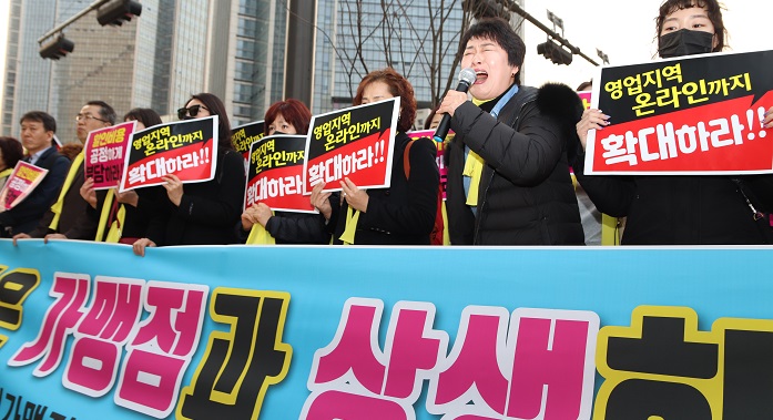 "서경배 회장님, 제발 이니스프리를 살려주세요“ 김미정 이니스프리 경남 함안점 대표<사진 오른쪽에서 두 번째 마이크 든 사람>가 눈물로 호소하고 있다.