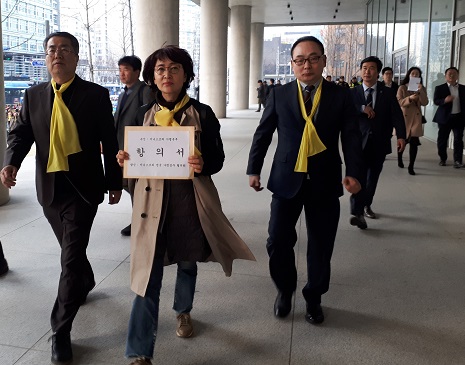 장명숙 회장이 항의서한 전달을 위해 본사 내부로 들어가고 있다. 장 회장 오른쪽은 전혁구 화가연 공동회장.