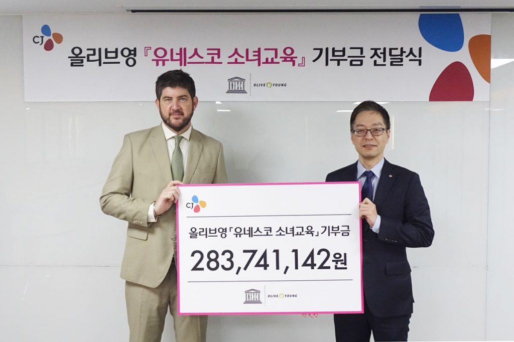 지난 10일 올리브영 유네스코 소녀교육 캠페인 기금 전달식에서 마이클 크로프트 유네스코베트남 대표(좌)와 배은 CJ올리브네트웍스 전략지원담당 상무(우)가 기념촬영을 하고 있다.