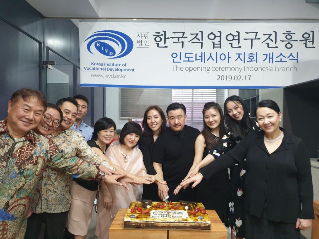 한국직업연구진흥원가 지난 2월 19일 인도네시아 지회 개소식을 열고 그레이스 진 씨를 지회장으로 임명했다.